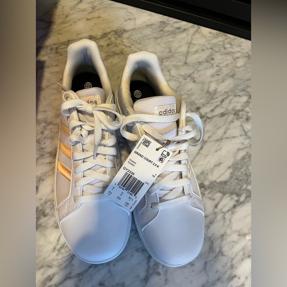 NWT ADIDAS Grand Court 2.0 K Unisex
Kids Tennis Shoe Sneakers size 6.5 - Picture 3 of 8